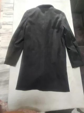 Due cappotti in tessuto grigio e nero da uomo