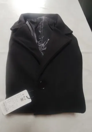 Due cappotti in tessuto grigio e nero da uomo