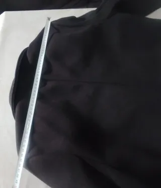 Due cappotti in tessuto grigio e nero da uomo