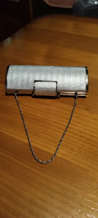 Bolso de mano cilíndrico plateado con cadena