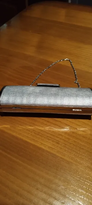 Bolso de mano cilíndrico plateado con cadena