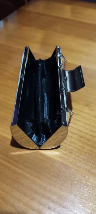 Bolso de mano cilíndrico plateado con cadena