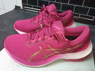 Zapatillas ASICS mujer rosa y dorado