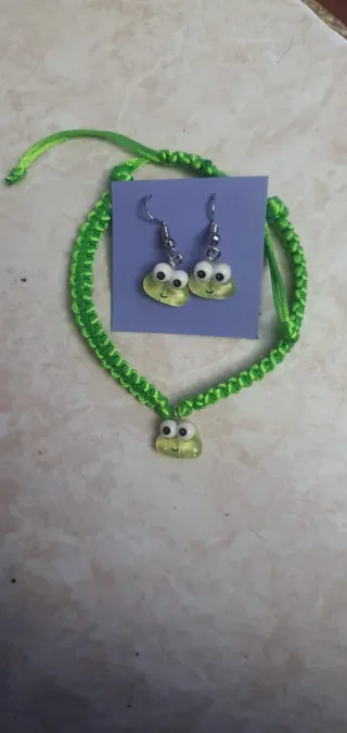 Conjunto Keroppi: Pulsera y Pendientes