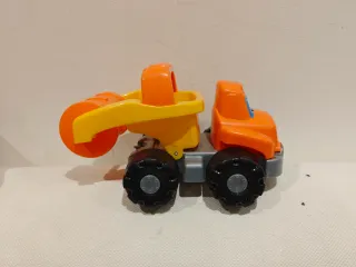 Coche y camiones de juguete