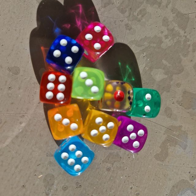 Lotto di 10 dadi colorati nuovi