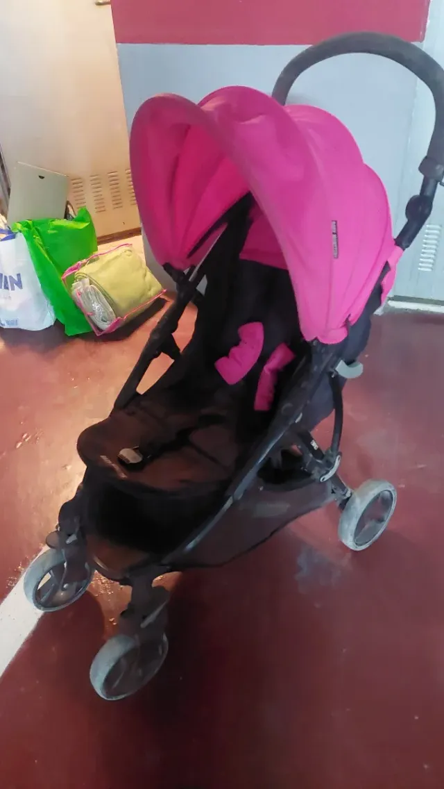Carrinho de bebê rosa para menina