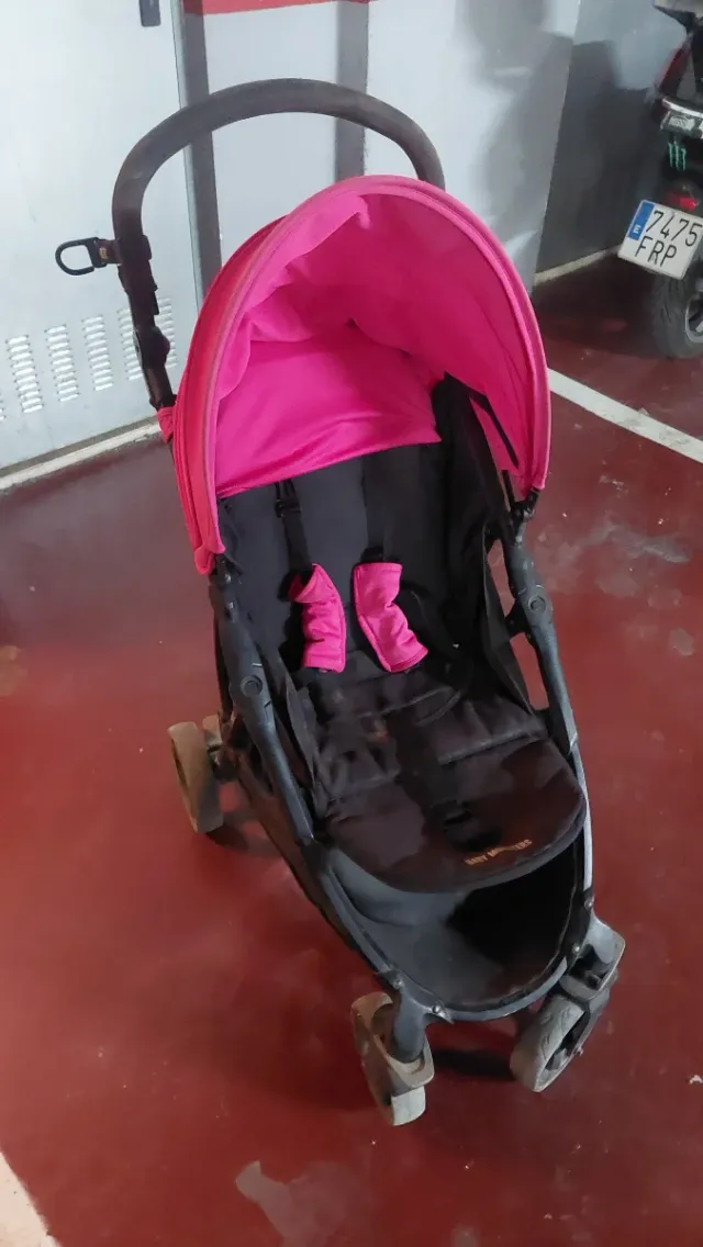 Carrinho de bebê rosa para menina