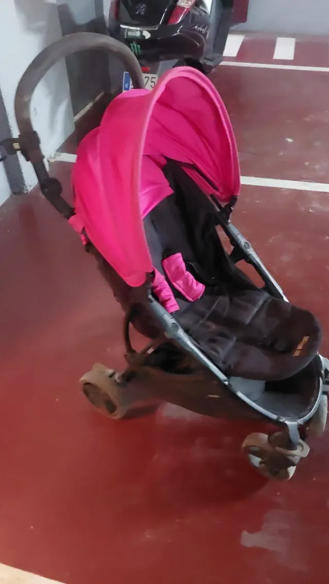 Carrinho de bebê rosa para menina