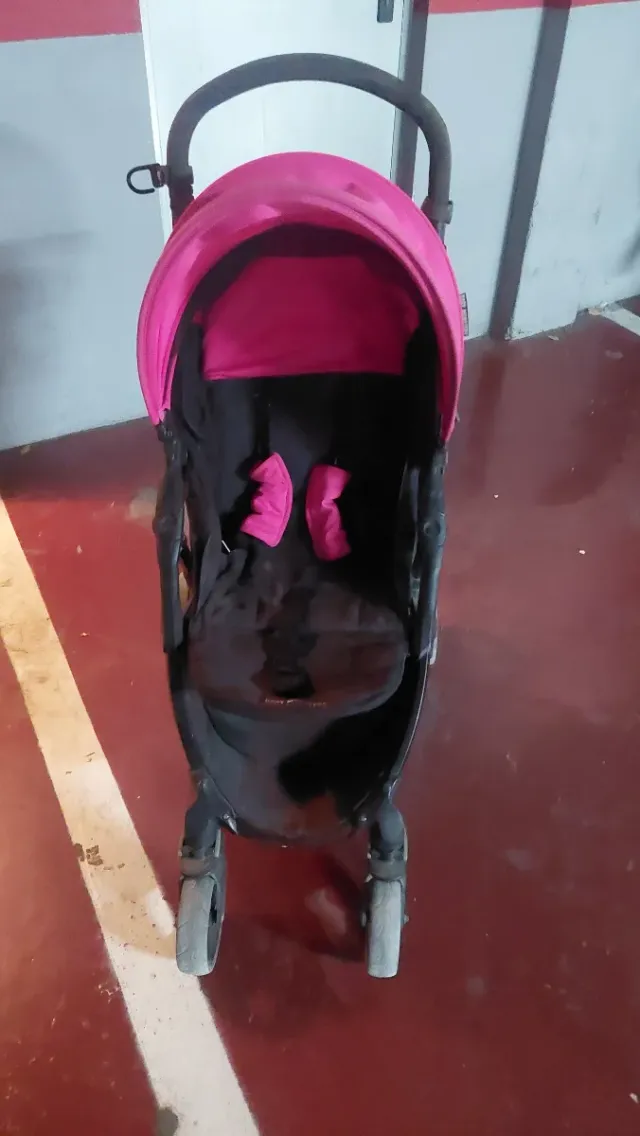 Carrinho de bebê rosa para menina