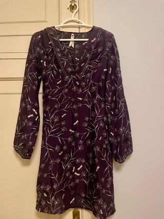 Vestido morado con estampado de libélulas