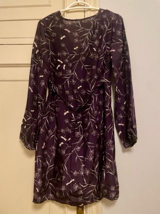 Vestido morado con estampado de libélulas