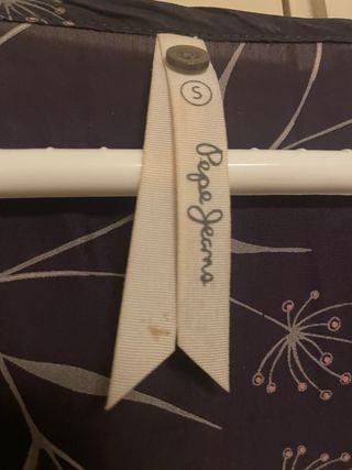 Vestido morado con estampado de libélulas