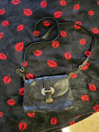 Bolso bandolera negro con cadena