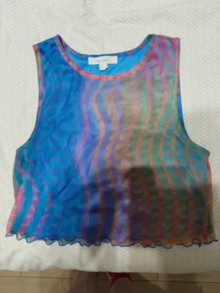 Top corto multicolor y falda midi a conjunto