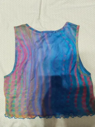 Top corto multicolor y falda midi a conjunto