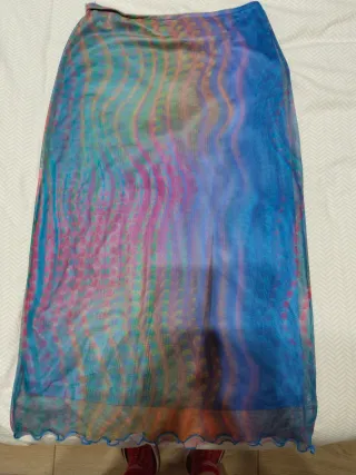 Top corto multicolor y falda midi a conjunto