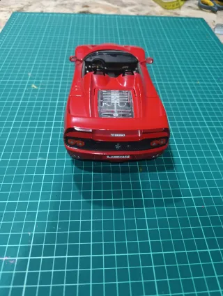 Coche deportivo rojo Ferrari f50