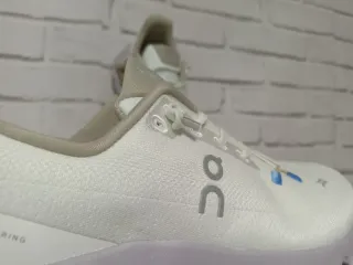 Zapatillas On Running Blancas y Moradas