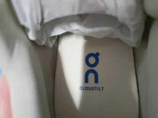 Zapatillas On Running Blancas y Moradas