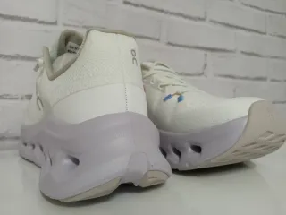 Zapatillas On Running Blancas y Moradas