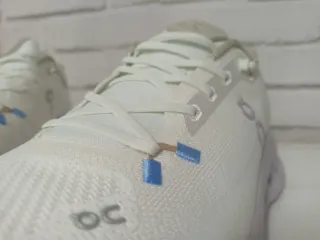 Zapatillas On Running Blancas y Moradas