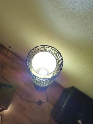 Lámpara de pie artesanal beige y negra