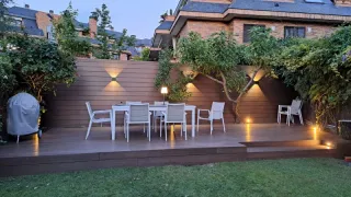 Terraza moderna con pérgola y sofás