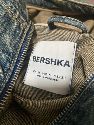 Chaqueta vaquera con capucha Bershka talla M.