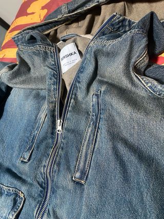 Chaqueta vaquera con capucha Bershka talla M.