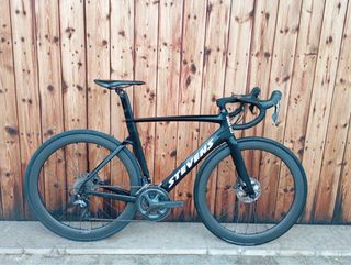 Bicicleta de carretera Stevens negra