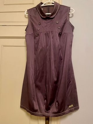 Vestido morado con botones