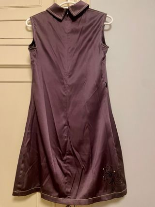 Vestido morado con botones