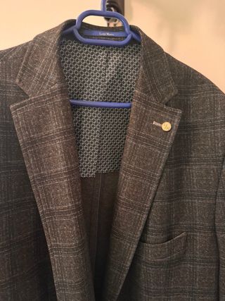 Americana de cuadros gris y negra