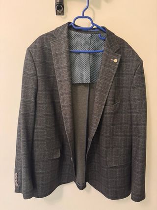 Americana de cuadros gris y negra