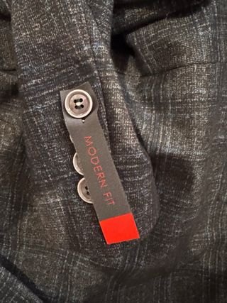 Americana de cuadros gris y negra