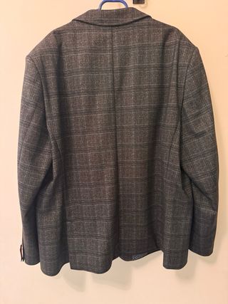 Americana de cuadros gris y negra