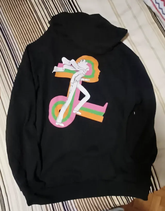 Sudadera con capucha y bolsillo delantero