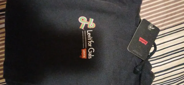 Sudadera con capucha y bolsillo delantero