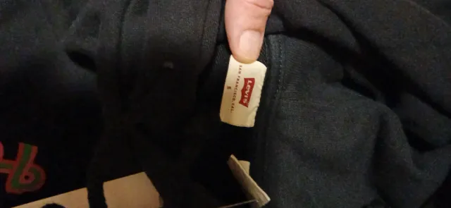 Sudadera con capucha y bolsillo delantero