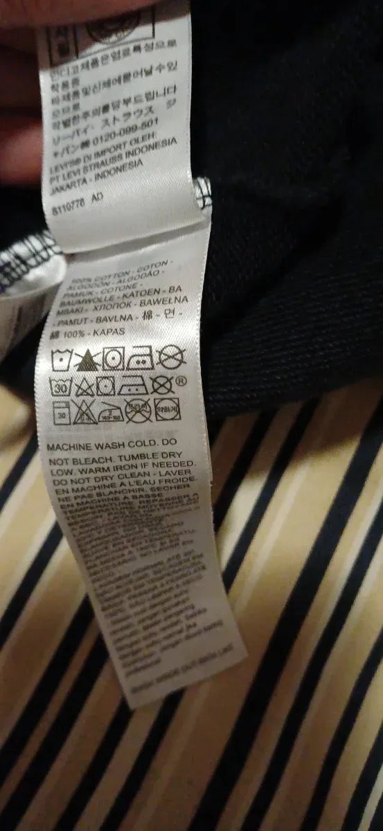 Sudadera con capucha y bolsillo delantero