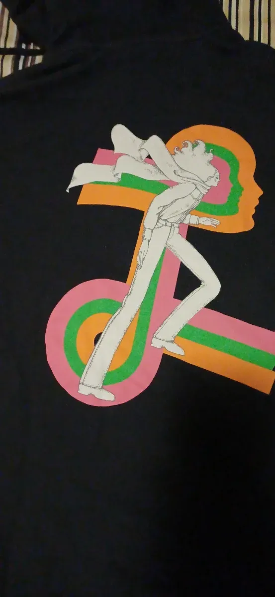 Sudadera con capucha y bolsillo delantero