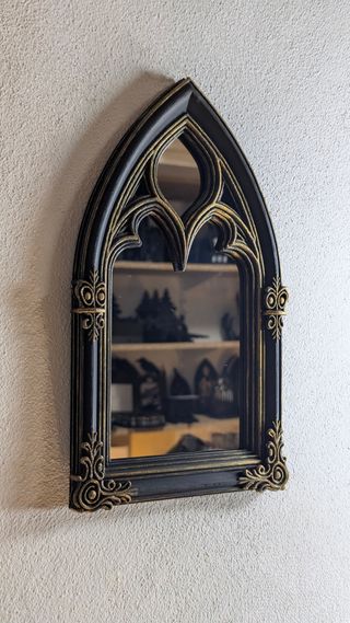 Espelho Gótico Arqueado com Detalhe Dourado
