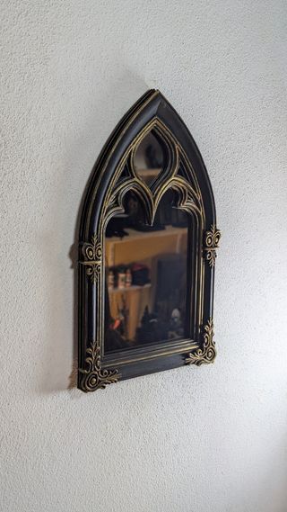 Espelho Gótico Arqueado com Detalhe Dourado