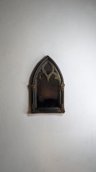 Espelho Gótico Arqueado com Detalhe Dourado