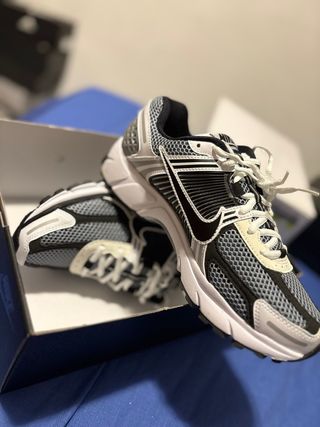 Zapatos Nike  Vomero , Gris y Blanco