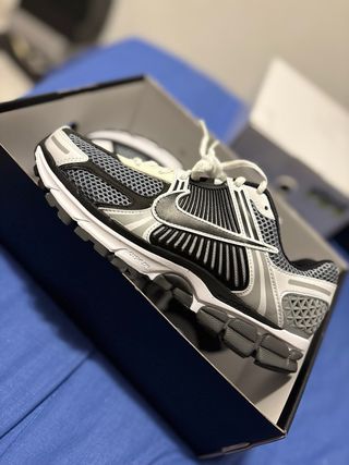 Zapatos Nike  Vomero , Gris y Blanco