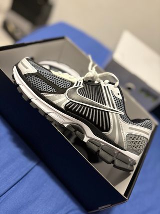 Zapatos Nike  Vomero , Gris y Blanco