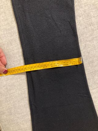 Pantalones negros acampanados
