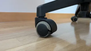 Silla de oficina beige y negra.